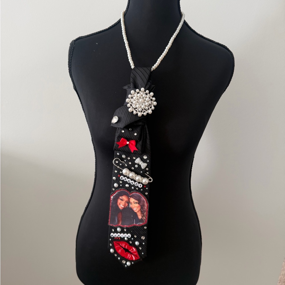 Elegant Black and Red Pearl Necklace